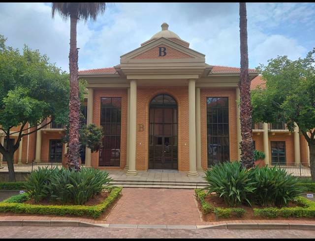 4,789M² OFFICE FOR SALE IN BRYANSTON